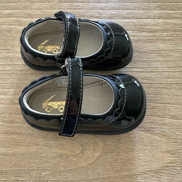 See Kai Run Girls Jane II black patent leather Mary Jane shoes, size 4 - Picture 2 of 4